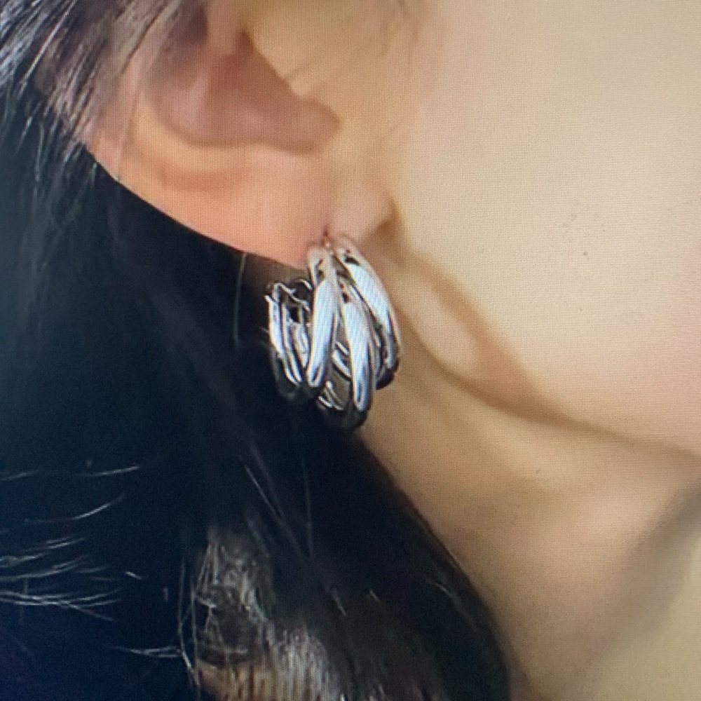 Pretty silver tone every day earrings
